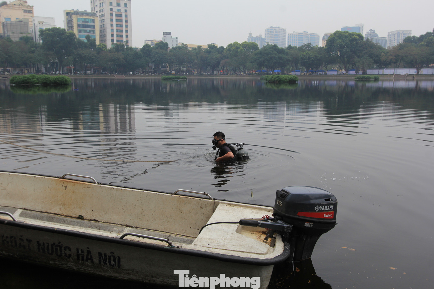Lặn xuống hồ giữa trời đông để tìm người mất tích.
