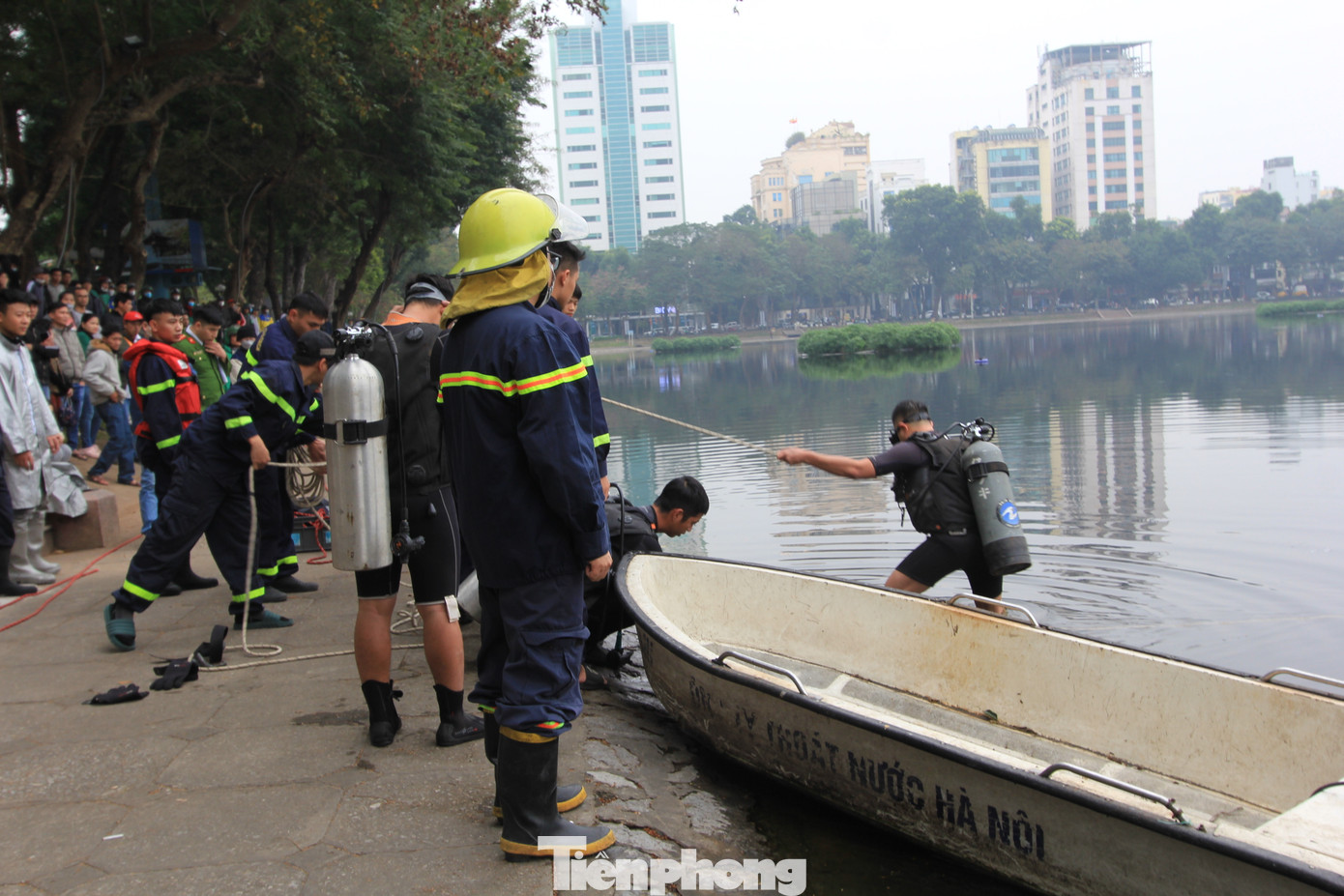 3 chiến sĩ PCCC&amp;CNCH xuống nước để tìm kiếm nạn nhân. Lòng hồ Thiền Quang sau khi cải tạo và nạo vét rất sâu nên công tác tìm kiếm nạn nhân gặp khó.