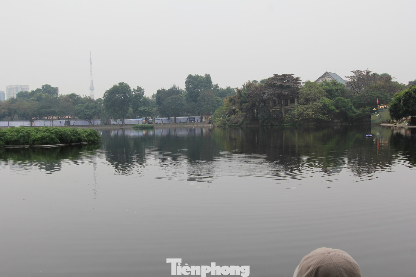 Phát hiện sự việc, nhiều người hô hoán, can ngăn nhưng không kịp. Nạn nhân chìm xuống dòng nước, mất tích giữa hồ.