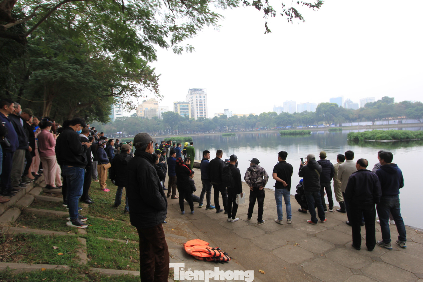 Đầu giờ chiều ngày 4/1, người dân sinh sống gần hồ Thiền Quang (phường Nguyễn Du, quận Hai Bà Trưng, Hà Nội) phát hiện một nam thanh niên có biểu hiện bất thường, đang lội nước ra giữa hồ.