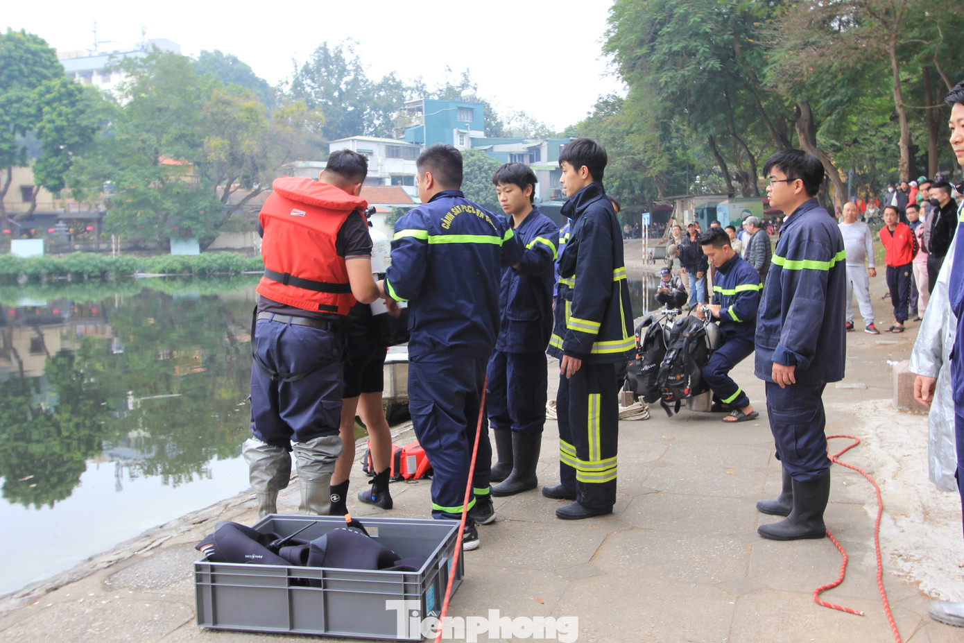 Lực lượng chức năng nhanh chóng tiến hành các thủ tục cần thiết để cứu hộ, cứu nạn.