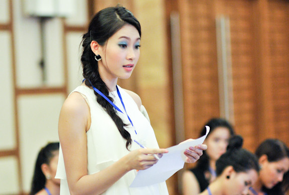 Tối 15-8, trong buổi học kỹ năng đầu tiên với các chuyên gia, Đặng Thu Thảo tự giới thiệu