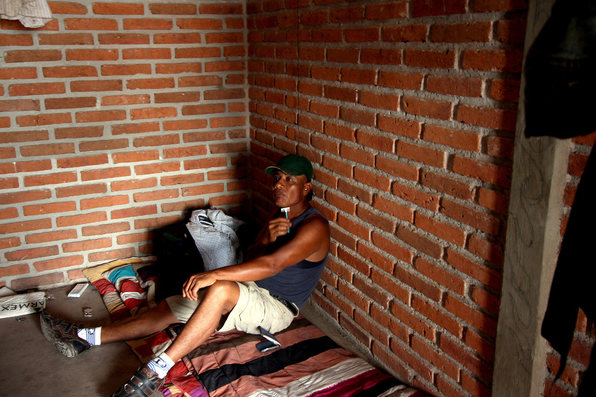 Một công nhân của nhà máy. Một công nhân của nhà máy