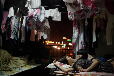 "Hai cô gái" sinh năm 1977 này hiện đang sống tại Hà Nội. Họ đã yêu nhau được 1 năm.