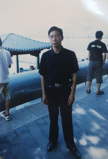 Ông Yang Jianyi, hiệu trưởng của trường sơ cấp Beidu thiệt mạng khi cố bảo vệ sinh viên của mình