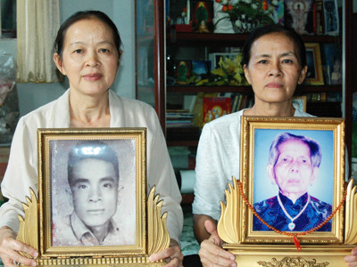 Chị em Hồng – Mai (bên trái) 