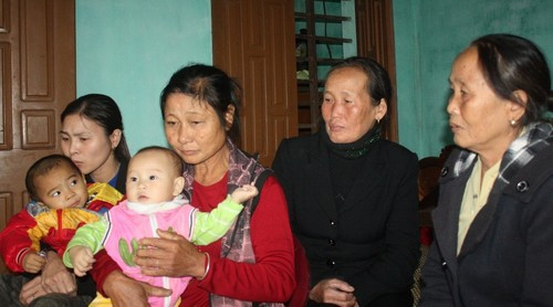 Nước mắt sum vầy của người thân và bà con lối xóm