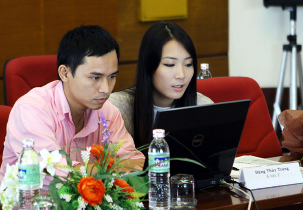 Á hậu Đặng Thùy Trang (phải) giao lưu cùng bạn đọc.