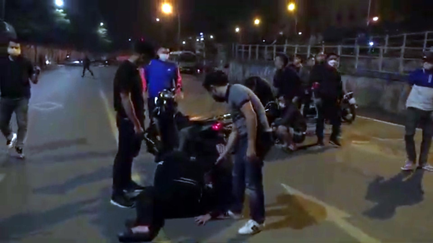 Nhóm thanh thiếu niên bị ngăn chặn trên phố.