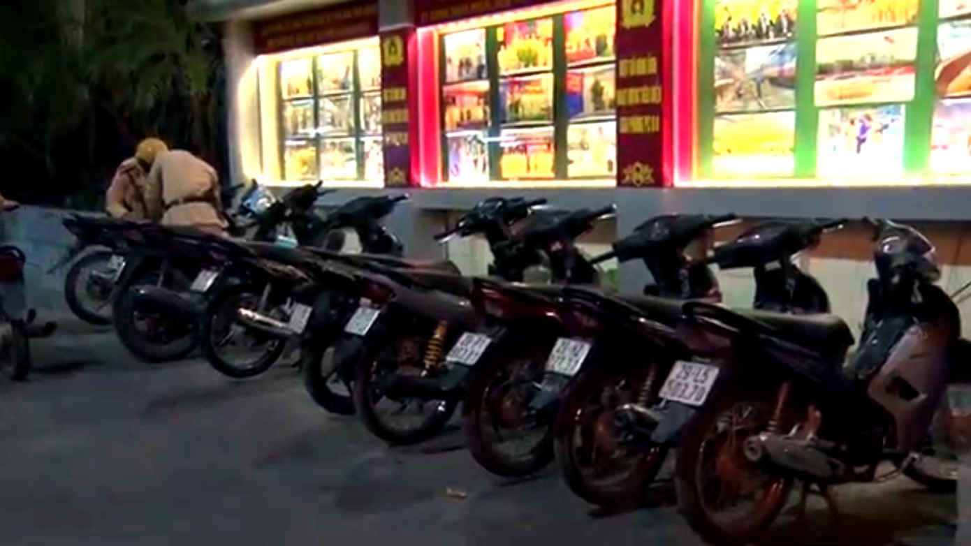 Hàng chục xe máy bị tạm giữ.