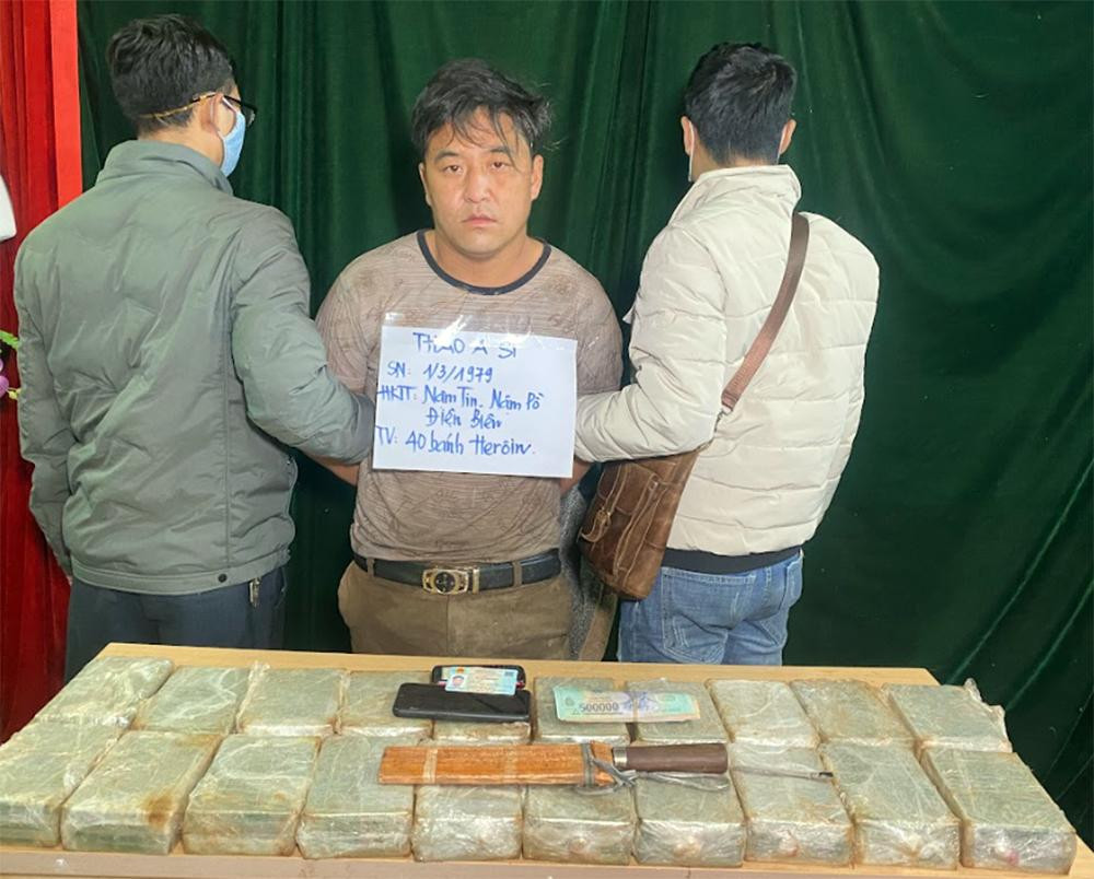 Đối tượng Sì cùng tang vật thu giữ. Đối tượng Sì cùng tang vật thu giữ.