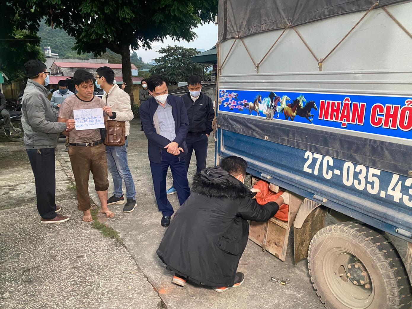 Đại tá Trần Quốc Huy, Phó giám đốc Công an tỉnh Lào Cai, trưởng ban chuyên án (áo xanh) trực tiếp chỉ đạo tại hiện trường. Đại tá Trần Quốc Huy, Phó giám đốc Công an tỉnh Lào Cai, trưởng ban chuyên án (áo xanh) trực tiếp chỉ đạo tại hiện trường.