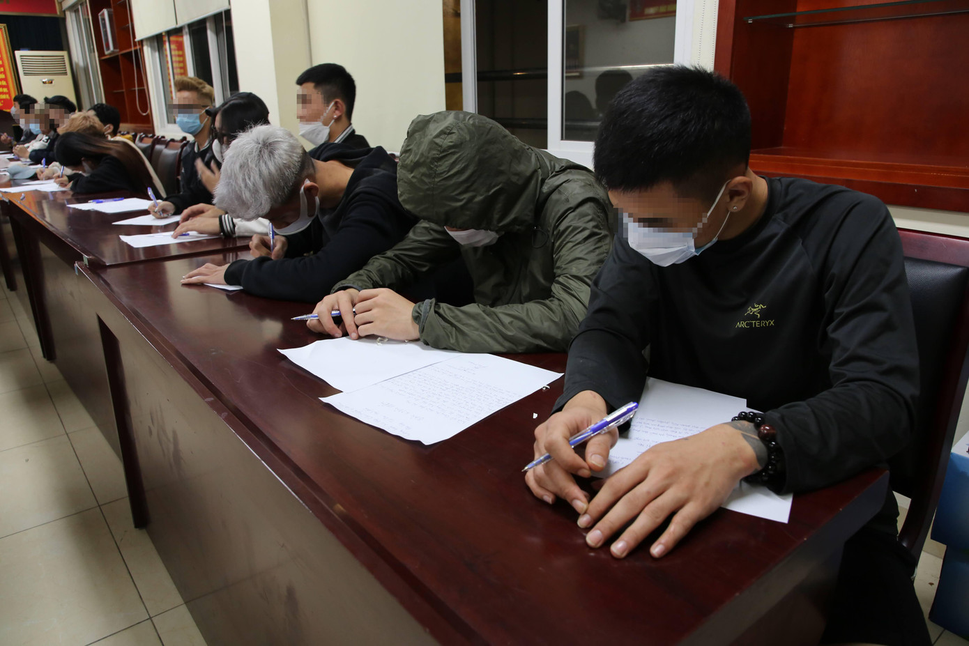 Nhóm thanh thiếu niên được đưa về trụ sở làm rõ.