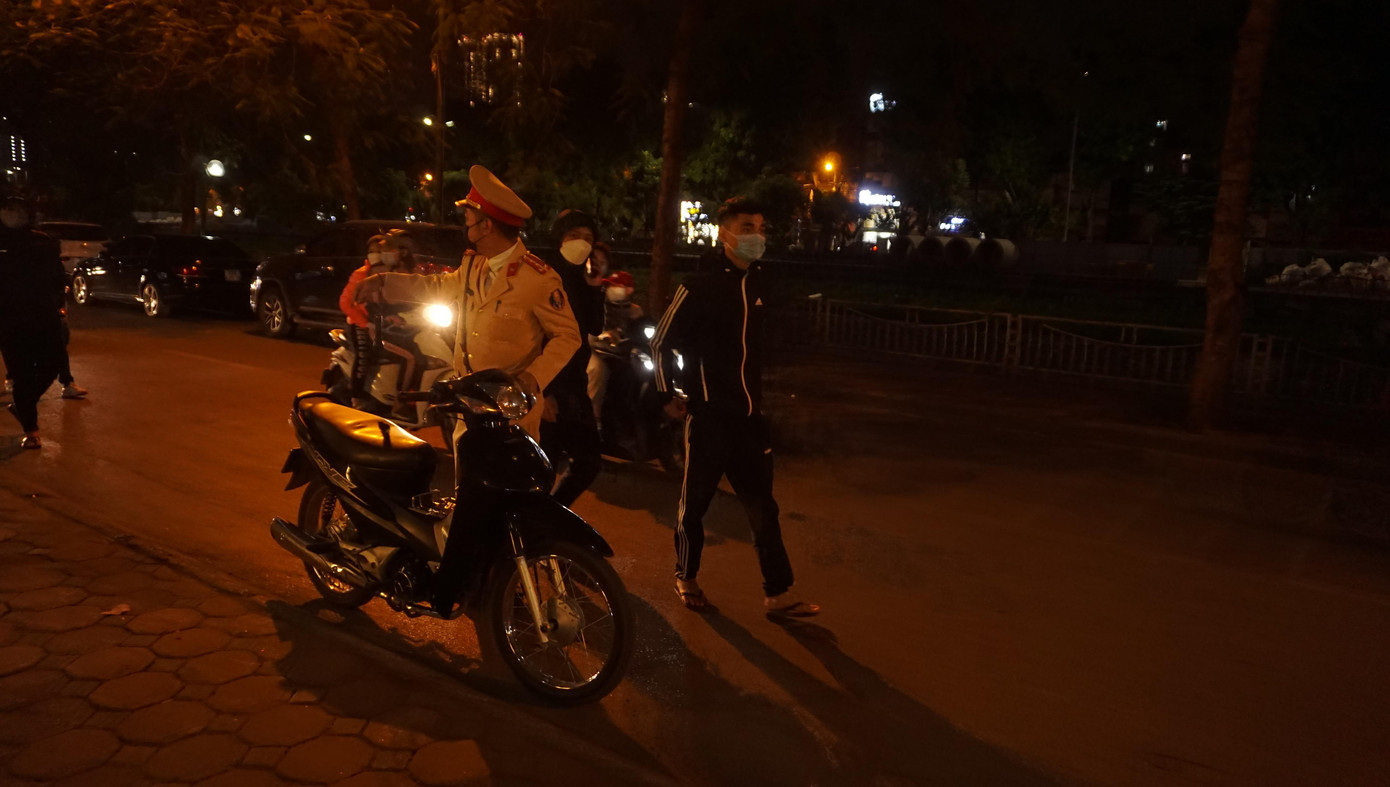 Hay trường hợp, Nguyễn Đức T. (SN 1998, trú tại Hà Nội) điều khiển xe máy BKS 29T1-521.xx chở 2 nam thanh niên không đội mũ bảo hiểm, khi thấy cảnh sát ra hiệu lệnh dừng xe, T. phóng xe vào ngõ trên đường Nguyễn Khang để bỏ chạy. Tuy nhiên, T. chạy vào đúng ngõ cụt nên bị cảnh sát vào tận nơi xử lý. Hay trường hợp, Nguyễn Đức T. (SN 1998, trú tại Hà Nội) điều khiển xe máy BKS 29T1-521.xx chở 2 nam thanh niên không đội mũ bảo hiểm, khi thấy cảnh sát ra hiệu lệnh dừng xe, T. phóng xe vào ngõ trên đường Nguyễn Khang để bỏ chạy. Tuy nhiên, T. chạy vào đúng ngõ cụt nên bị cảnh sát vào tận nơi xử lý.