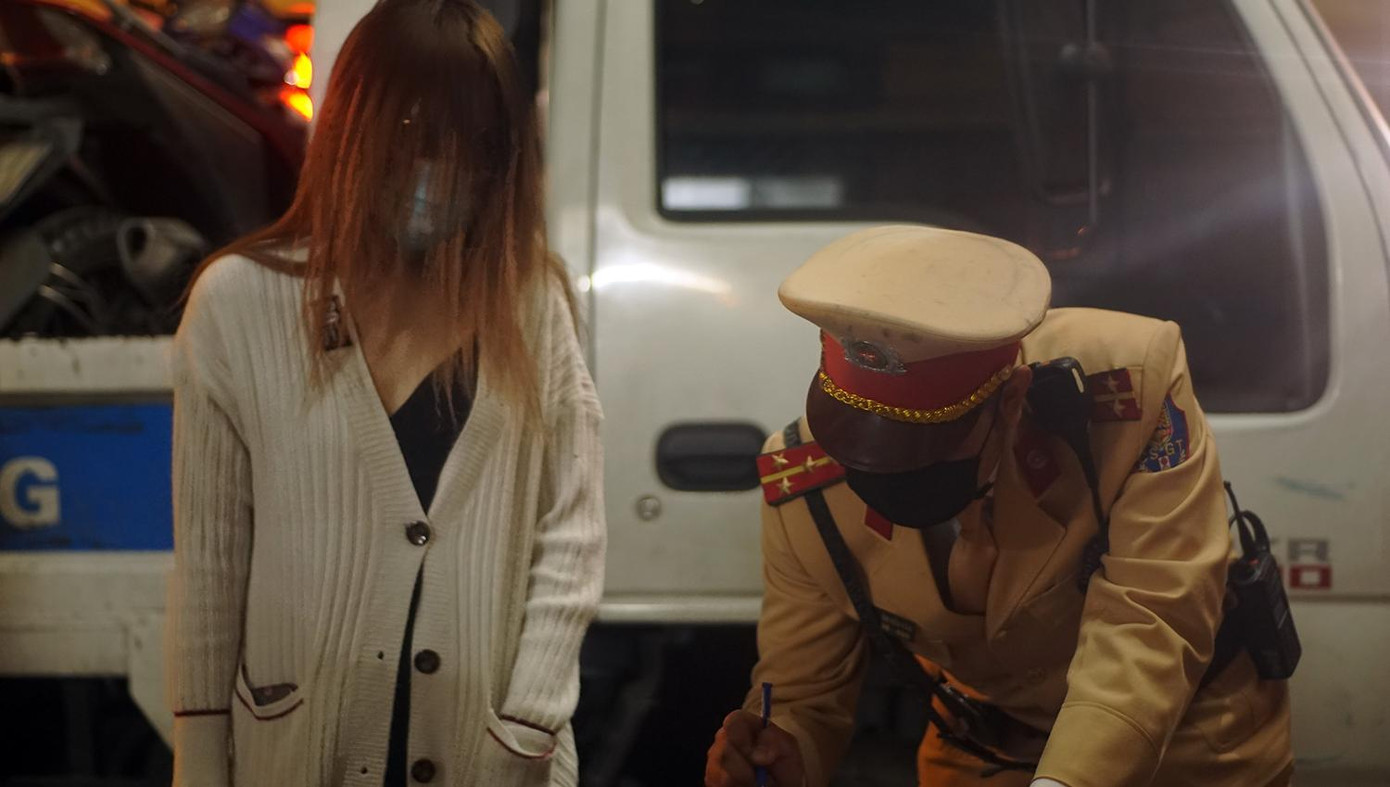 Các "chân dài" không đội mũ bảo hiểm bị lập biên bản xử phạt vi phạm hành chính. Các "chân dài" không đội mũ bảo hiểm bị lập biên bản xử phạt vi phạm hành chính.