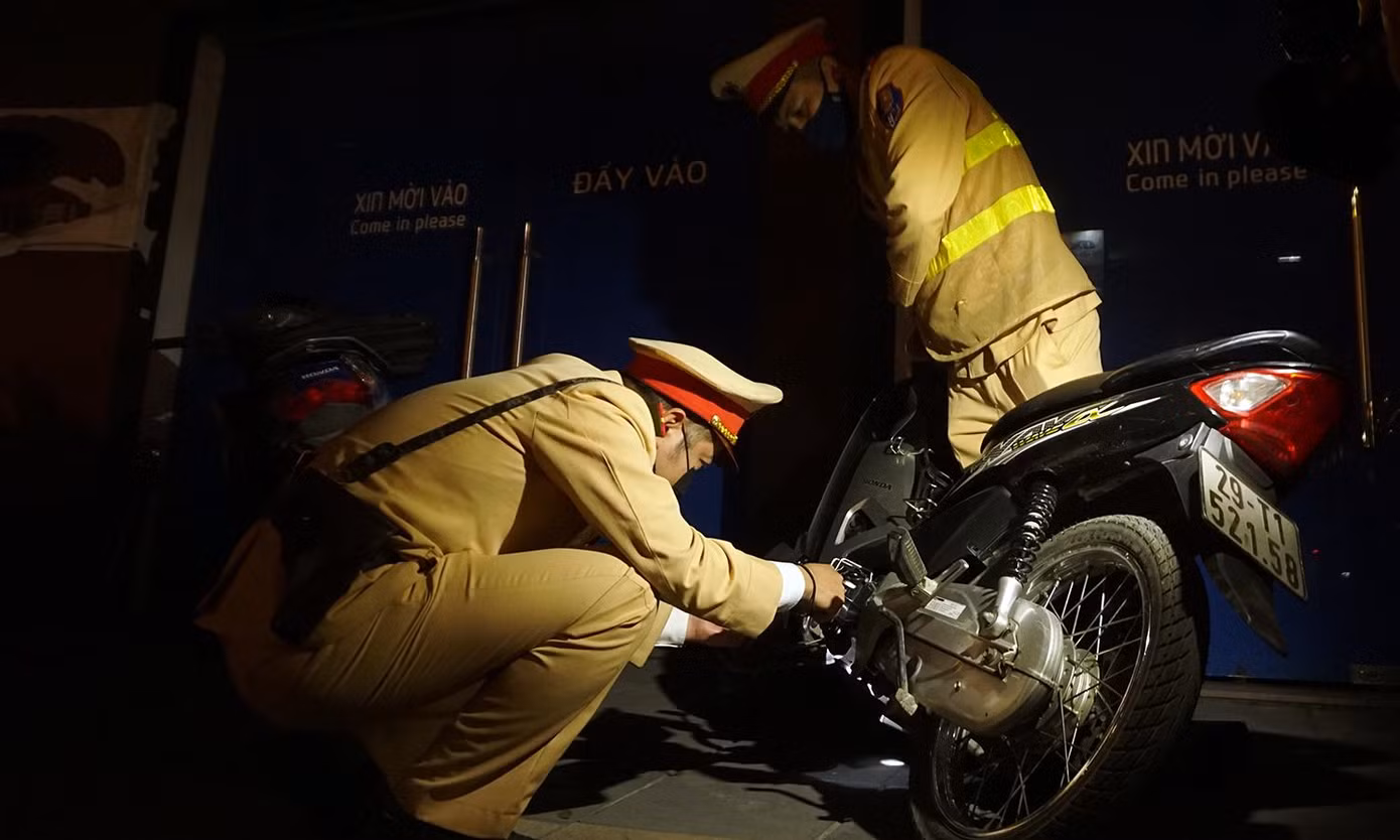 Trong khoảng 1 giờ đồng hồ, hàng chục tài xế là các thanh thiếu niên bị lập biên bản xử lý.