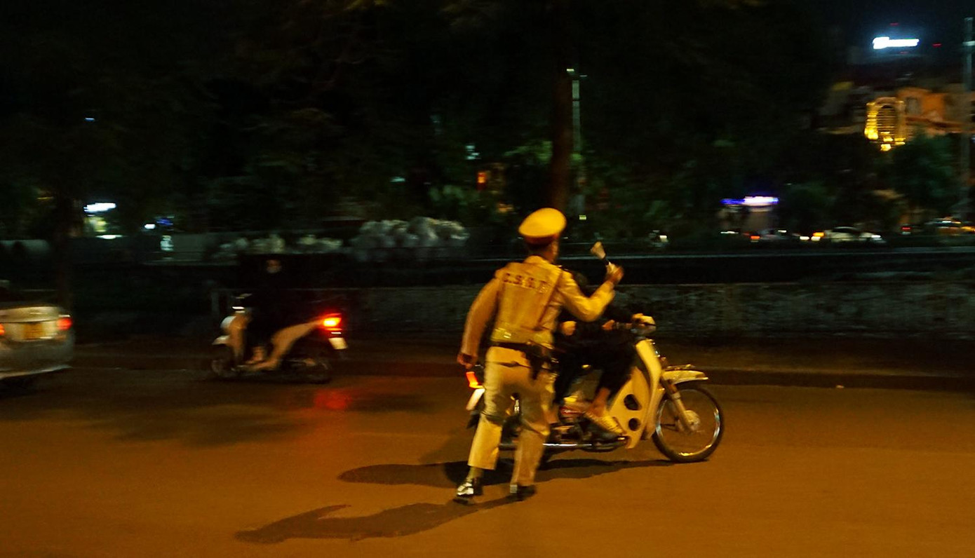 Khi lực lượng CSGT ra tín hiệu dừng xe, các quái xế tăng ga bỏ chạy, quay đầu, thậm chí lao thẳng vào cán bộ chiến sĩ để bỏ chạy. Khi lực lượng CSGT ra tín hiệu dừng xe, các quái xế tăng ga bỏ chạy, quay đầu, thậm chí lao thẳng vào cán bộ chiến sĩ để bỏ chạy.