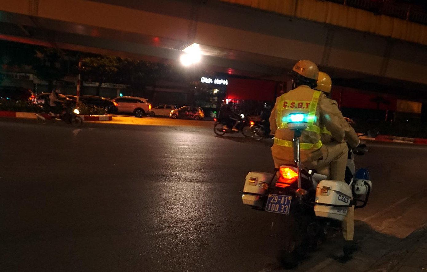 Lúc 21h, tại khu vực ngã tư Trần Duy Hưng – Nguyễn Khang (Cầu Giấy, Hà Nội), xuất hiện rất nhiều thanh niên xăm trổ, không đội mũ bảo hiểm, kẹp ba, kẹp bốn đi với tốc độ cao, bấm còi inh ỏi. Lúc 21h, tại khu vực ngã tư Trần Duy Hưng – Nguyễn Khang (Cầu Giấy, Hà Nội), xuất hiện rất nhiều thanh niên xăm trổ, không đội mũ bảo hiểm, kẹp ba, kẹp bốn đi với tốc độ cao, bấm còi inh ỏi.