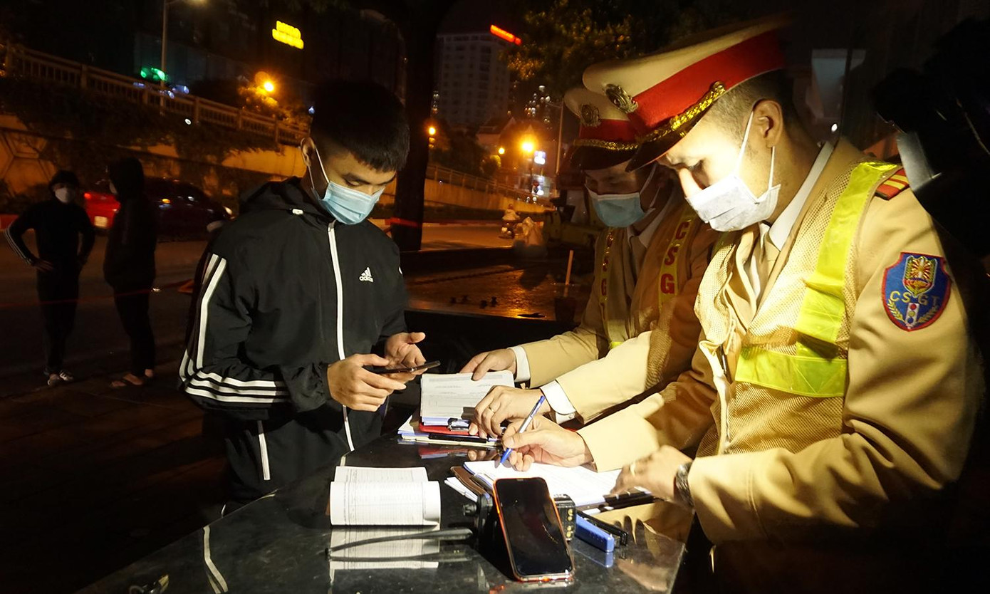 Tuy nhiên, tổ công tác bố trí cán bộ, chiến sĩ chốt chặn tại các ngõ, đón lõng ngăn chặn xử lý theo quy định. Tuy nhiên, tổ công tác bố trí cán bộ, chiến sĩ chốt chặn tại các ngõ, đón lõng ngăn chặn xử lý theo quy định.