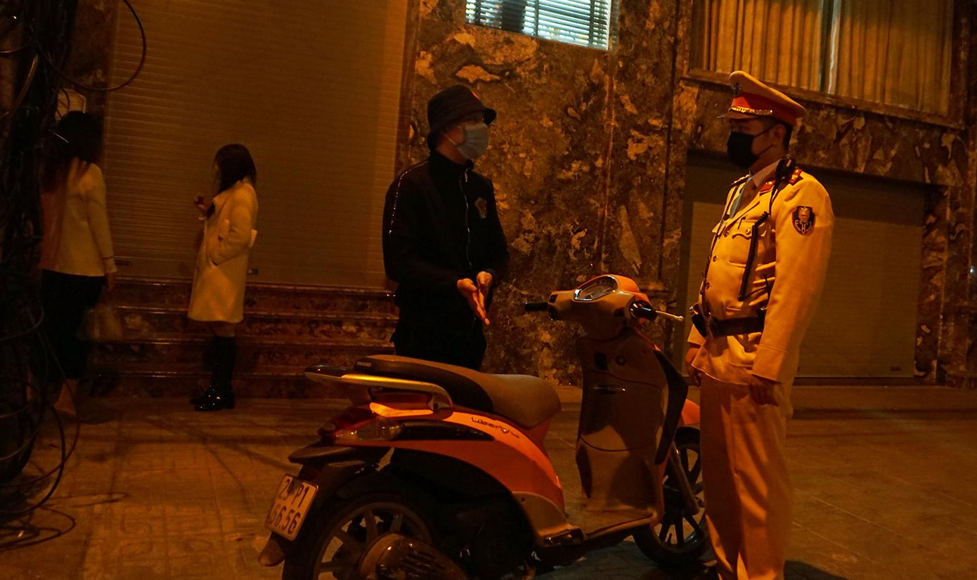 Tại chốt kiểm tra, Lương Xuân D. không xuất trình được giấy phép lái xe, giấy tờ liên quan đến phương tiện. Tại chốt kiểm tra, Lương Xuân D. không xuất trình được giấy phép lái xe, giấy tờ liên quan đến phương tiện.