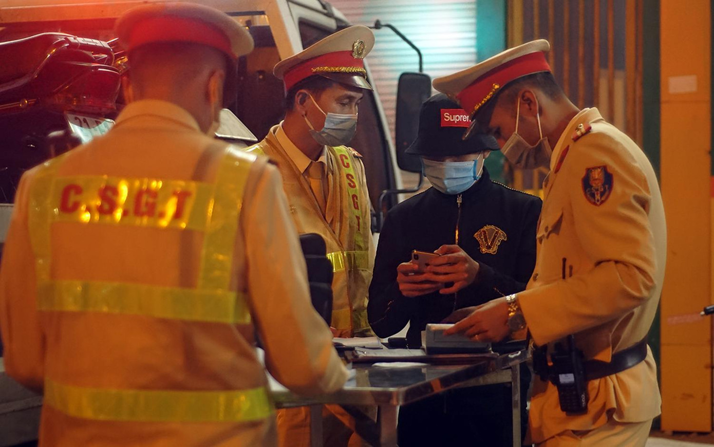 Đại úy Doãn Hữu Văn – Đội CSGT đường bộ số 6, đơn vị đã chủ động xây dựng kế hoạch thành lập tổ công tác phối hợp cùng công an quận Cầu Giấy làm nhiệm vụ từ 21h cho đến 2h sáng hôm sau tại các ngã tư trọng điểm tập trung xử lý nghiêm khắc các đối tượng thanh niên, xăm trổ, ngổ ngáo có hành vi coi thường pháp luật khi tham gia giao thông. Đại úy Doãn Hữu Văn – Đội CSGT đường bộ số 6, đơn vị đã chủ động xây dựng kế hoạch thành lập tổ công tác phối hợp cùng công an quận Cầu Giấy làm nhiệm vụ từ 21h cho đến 2h sáng hôm sau tại các ngã tư trọng điểm tập trung xử lý nghiêm khắc các đối tượng thanh niên, xăm trổ, ngổ ngáo có hành vi coi thường pháp luật khi tham gia giao thông.