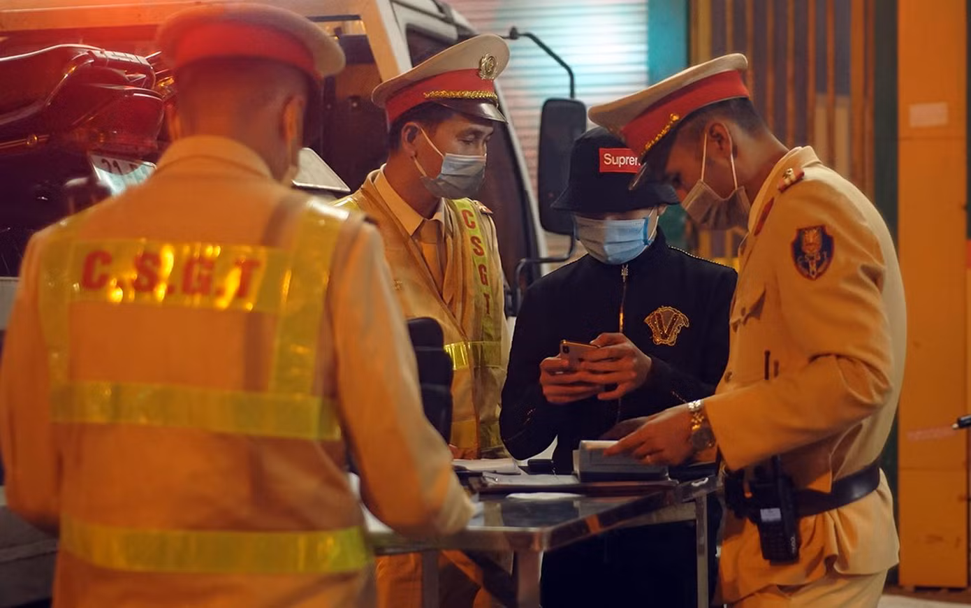 Đại úy Doãn Hữu Văn – Đội CSGT đường bộ số 6, đơn vị đã chủ động xây dựng kế hoạch thành lập tổ công tác phối hợp cùng công an quận Cầu Giấy làm nhiệm vụ từ 21h cho đến 2h sáng hôm sau tại các ngã tư trọng điểm tập trung xử lý nghiêm khắc các đối tượng thanh niên, xăm trổ, ngổ ngáo có hành vi coi thường pháp luật khi tham gia giao thông.