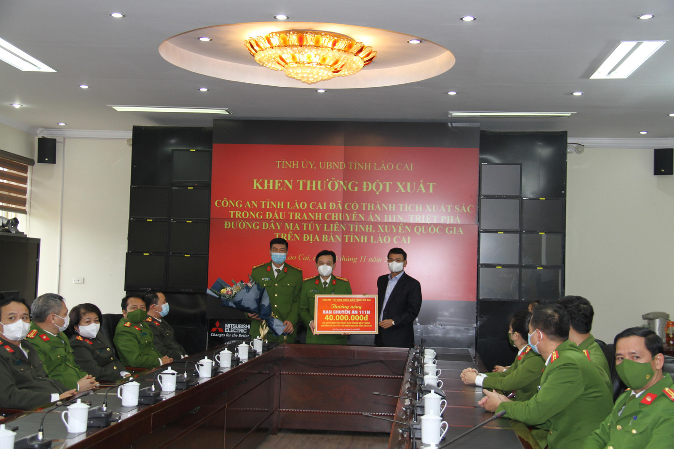 Lãnh đạo tỉnh Lào Cai khen thưởng ban chuyên án. Lãnh đạo tỉnh Lào Cai khen thưởng ban chuyên án.