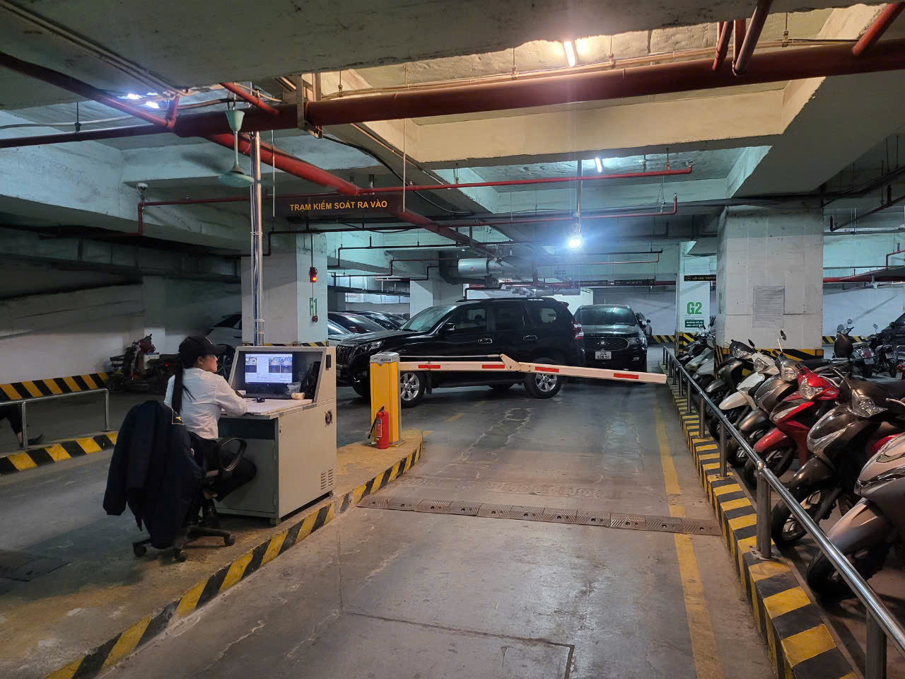 Một số chủ xe chưa nộp phí dịch vụ chắn lối đi khi tranh chấp sở hữu tầng hầm gửi ô tô tại chung cư Hà Đô Park View.