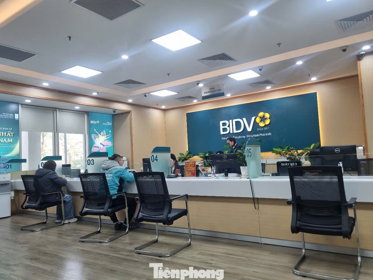 Không có cảnh quá tải, xếp hàng chờ cập nhật sinh trắc học tại BIDV (ảnh: N.M)