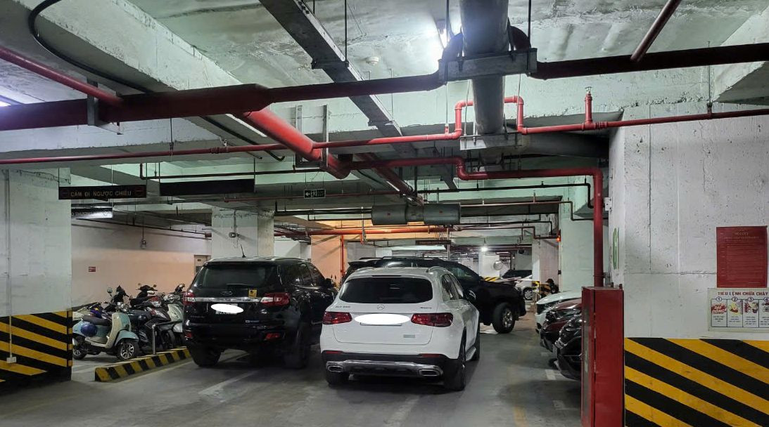 Một số chủ xe chưa nộp phí dịch vụ để phản đối chủ đầu tư đã đỗ xe chắn ngang lối ra, vào tầng hầm chung cư.