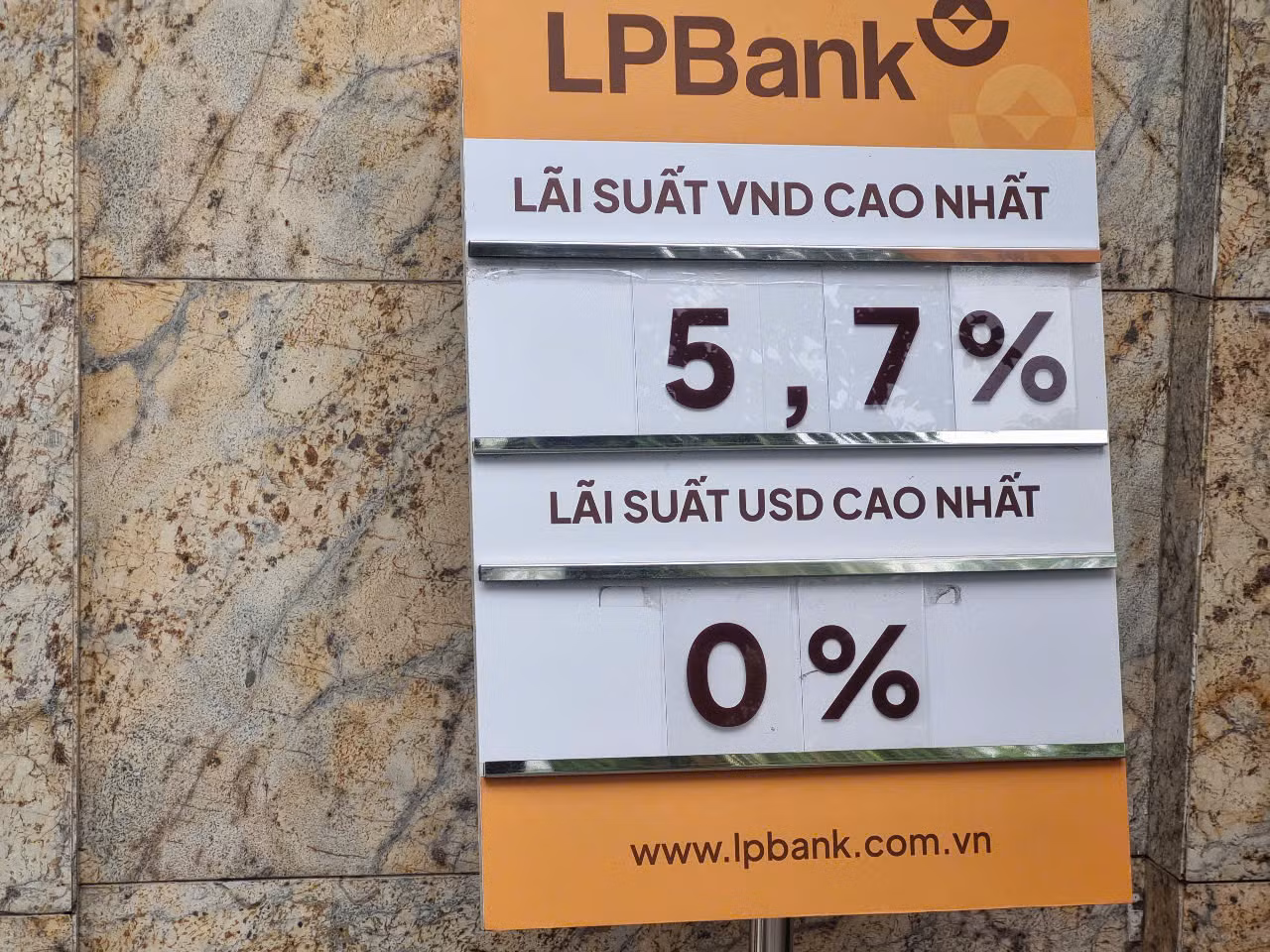 Ngân hàng LPBank là một trong 4 ngân hàng giảm lãi suất huy động đầu tháng 12 (ảnh: Ngọc Mai).
