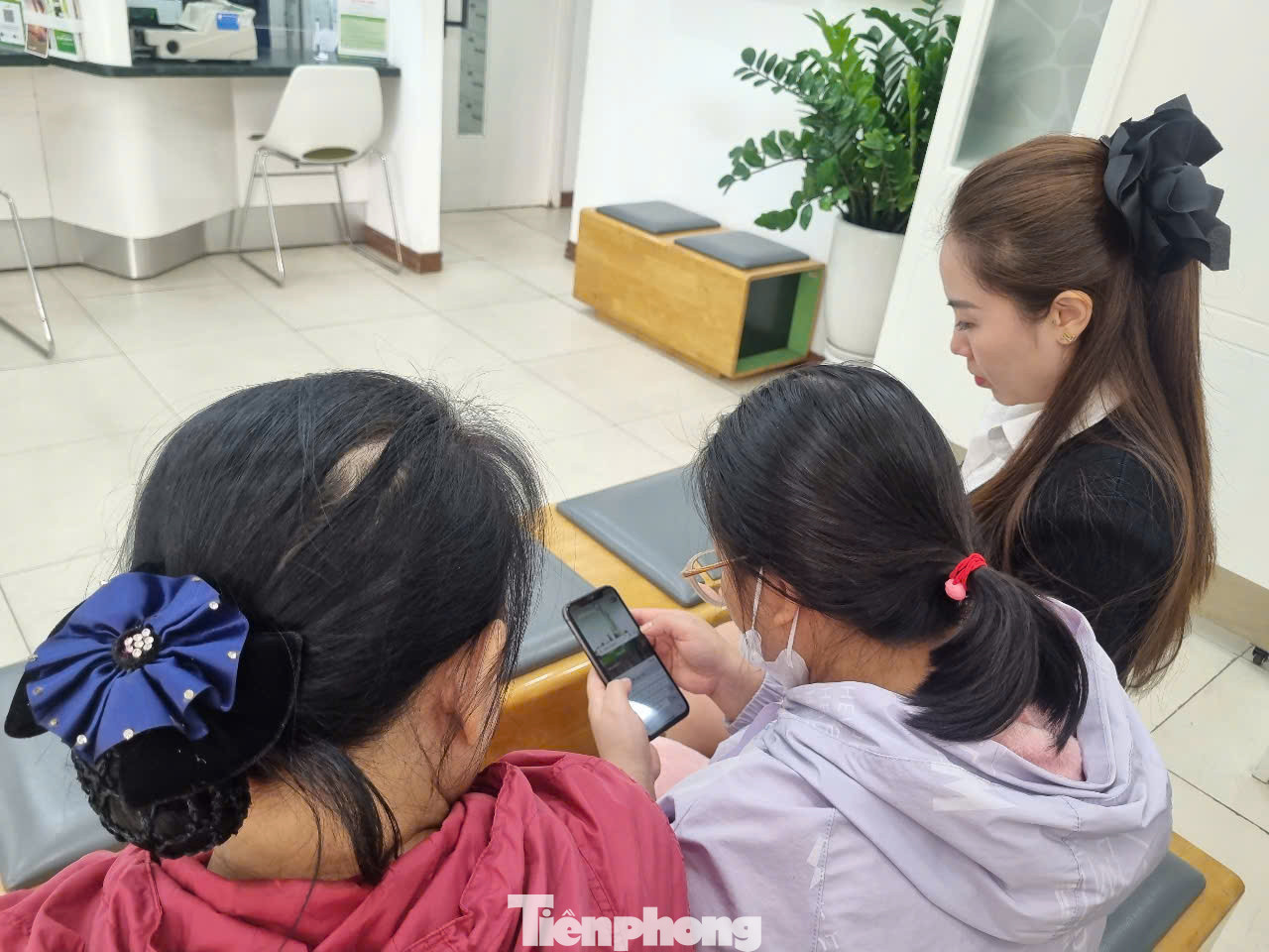 Người dân chỉ mất vài phút cài đặt, cập nhật sinh trắc học tại các ngân hàng trong sáng 17/12 (ảnh: N.M).