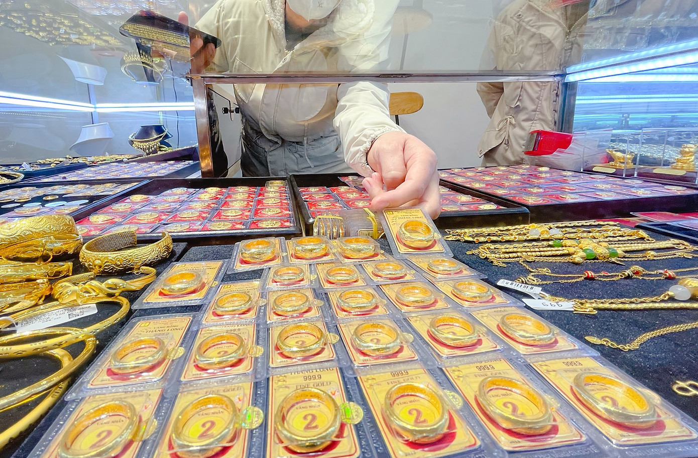 Giá vàng nhẫn giảm theo sát giá vàng thế giới (ảnh: Như Ý). Giá vàng nhẫn giảm theo sát giá vàng thế giới (ảnh: Như Ý).