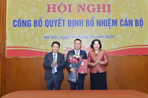 Ông Nguyễn Đình Vinh (đứng giữa) nhận quyết định giữ chức Chánh Văn phòng Ngân hàng Nhà nước.
