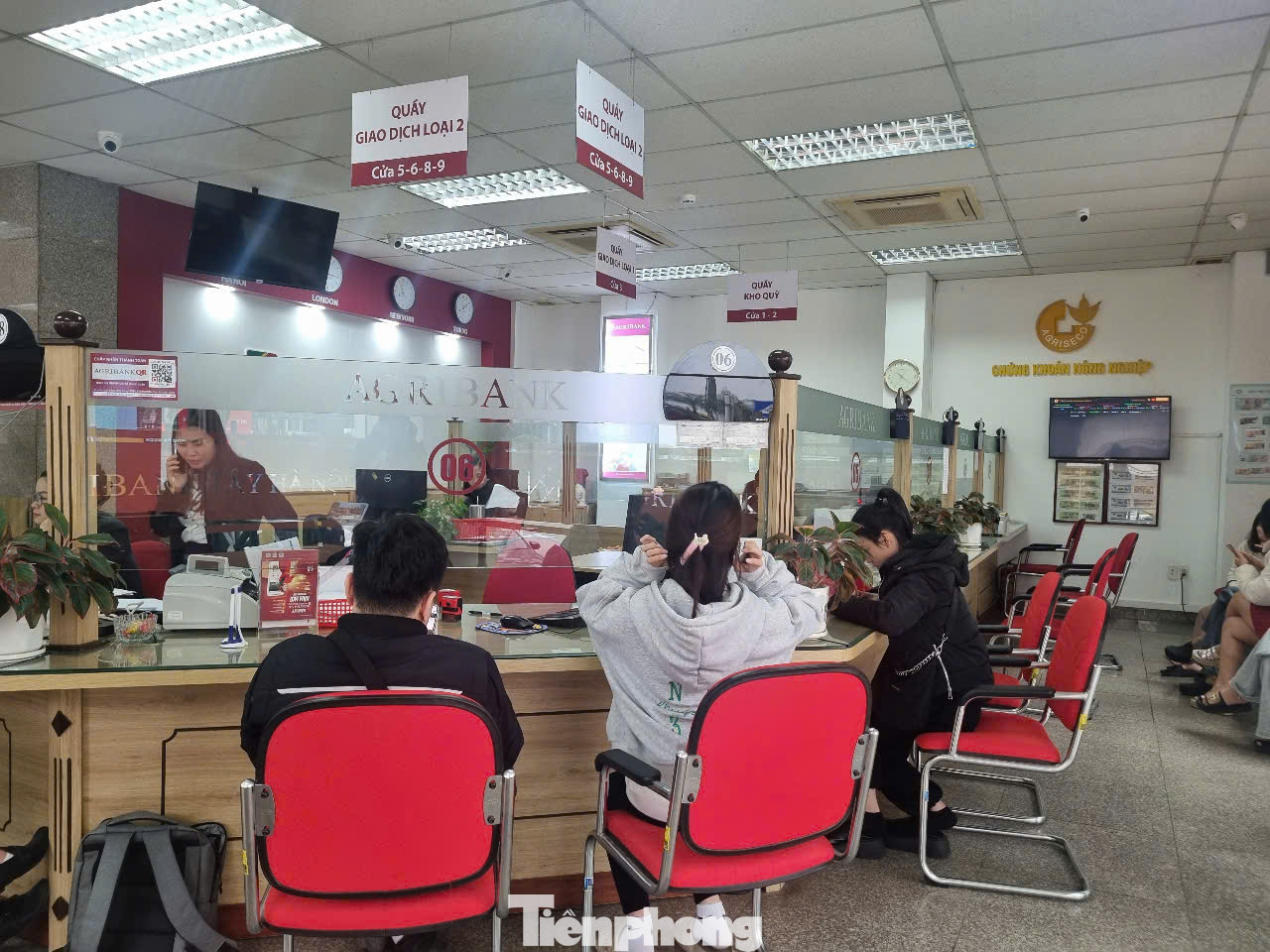 Khách đến xác thực sinh trắc học tại Agribank chi nhánh Mỹ Đình. Ảnh: N.M. Khách đến xác thực sinh trắc học tại Agribank chi nhánh Mỹ Đình. Ảnh: N.M.