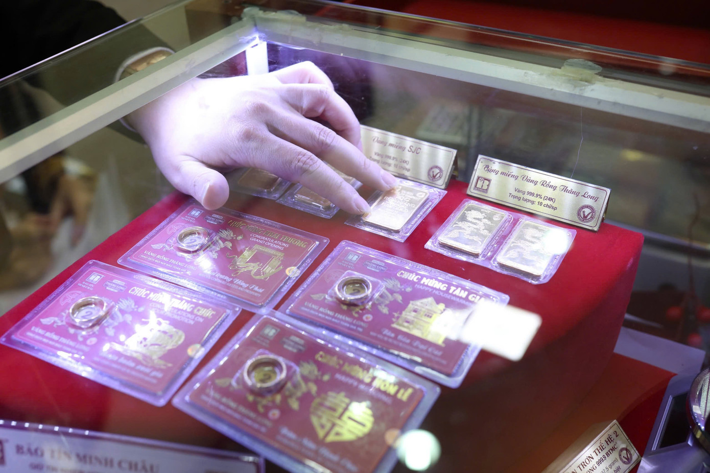 Giá vàng nhẫn quay đầu giảm nhưng vẫn neo cao quanh mốc 100 triệu đồng/lượng. Giá vàng nhẫn quay đầu giảm nhưng vẫn neo cao quanh mốc 100 triệu đồng/lượng.