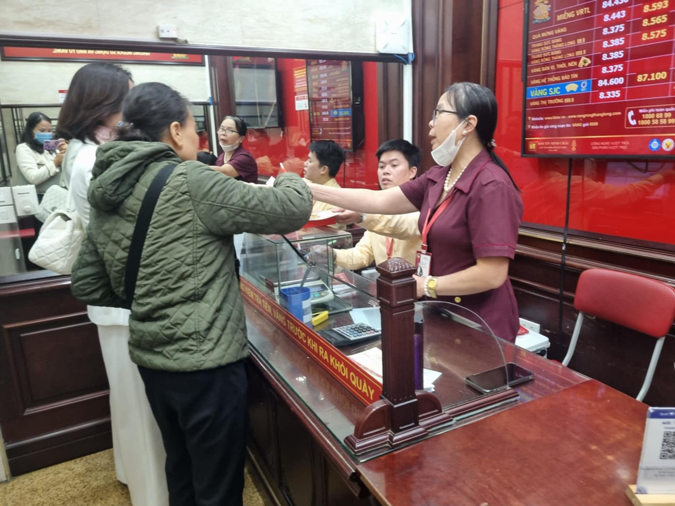 Người dân không phải xếp hàng mua vàng khi giá vàng tăng cao vào sáng nay (ảnh: Ngọc Mai).