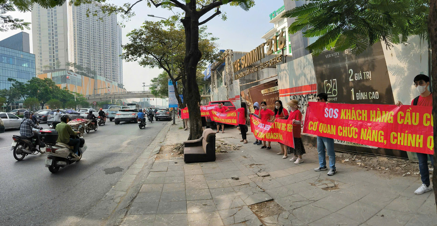 Dự án The Summit 216 (Trần Duy Hưng, Hà Nội) dù xây xong phần thô và ốp kính mặt ngoài nhưng chậm tiến độ nhiều năm (ảnh: N.M).