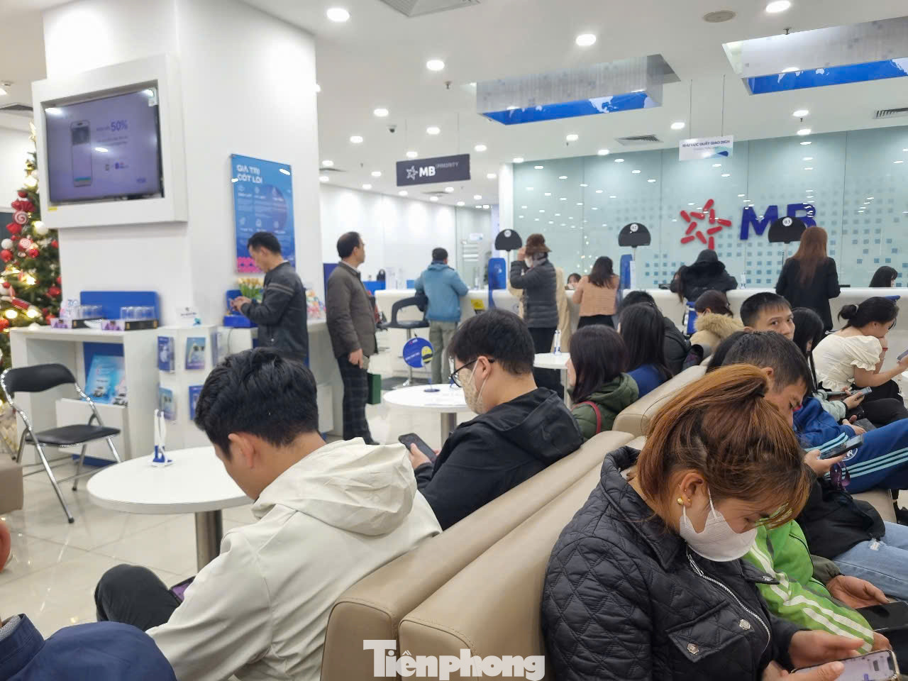 Nhiều khách tới phòng giao dịch là người lớn tuổi, điện thoại có vấn đề về kỹ thuật, hoặc chưa cập nhật căn cước công dân mới... (Ảnh: N.M). Nhiều khách tới phòng giao dịch là người lớn tuổi, điện thoại có vấn đề về kỹ thuật, hoặc chưa cập nhật căn cước công dân mới... (Ảnh: N.M).