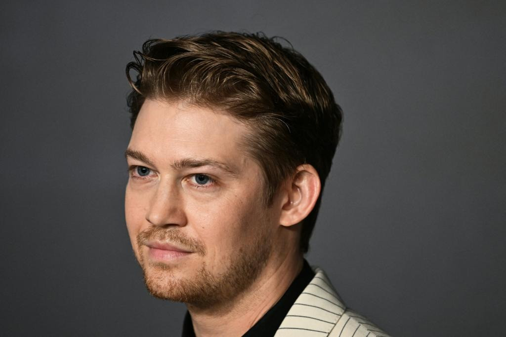 Joe Alwyn lên tiếng về chuyện tình tan vỡ với Taylor Swift vì muốn đặt dấu chấm hết cho mọi ồn ào. Ảnh: Getty Images.