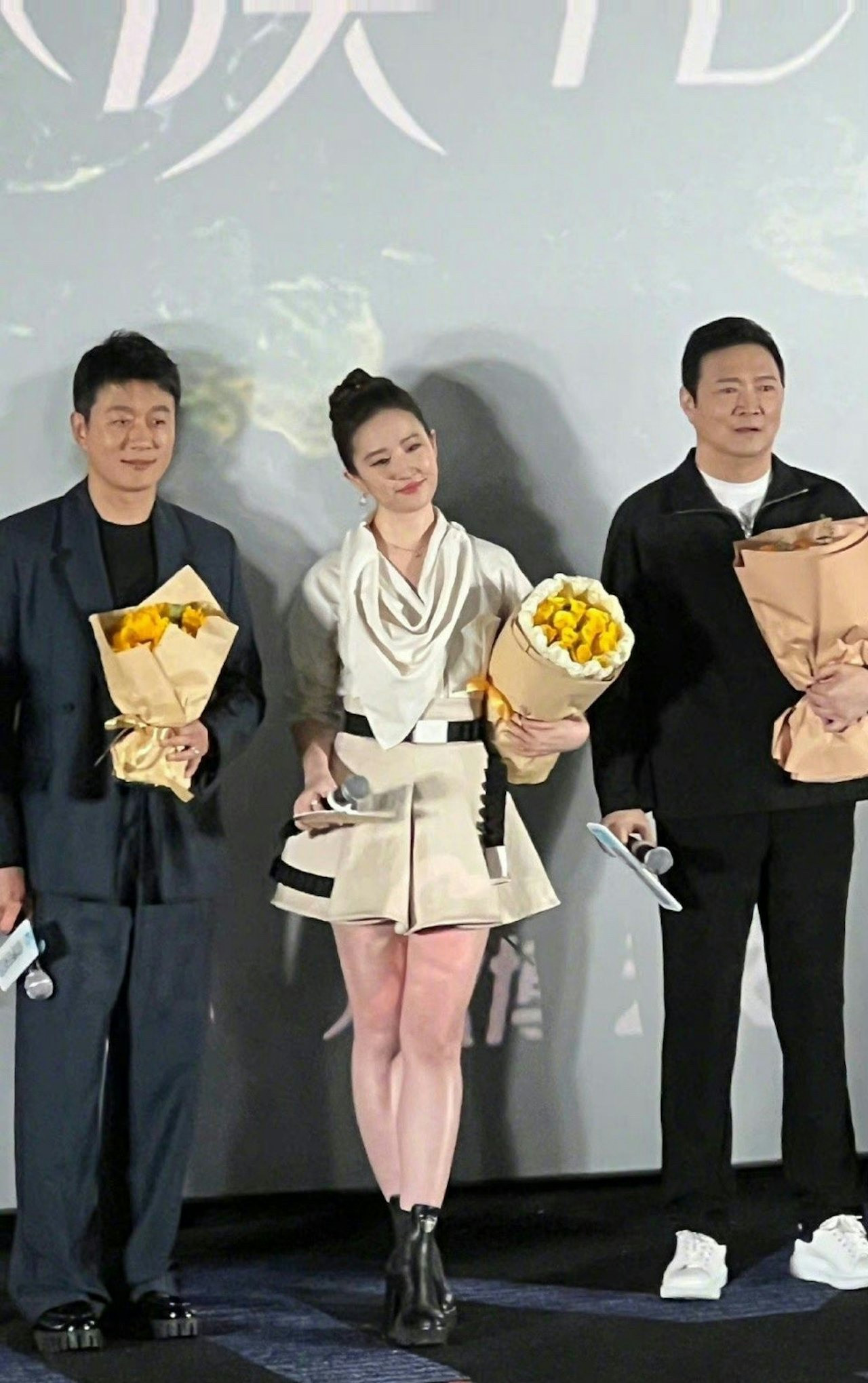 Lưu Diệc Phi lộ chân thô to khi mặc váy ngắn. Lưu Diệc Phi lộ chân thô to khi mặc váy ngắn.