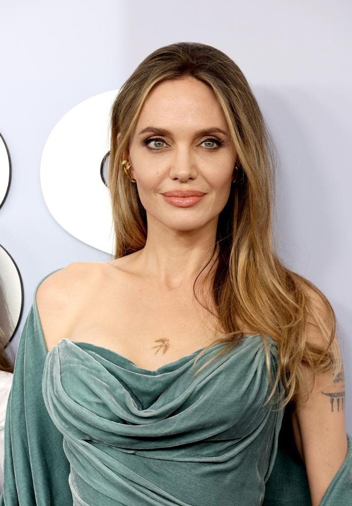 Angelina Jolie khoe hình xăm ở giữa ngực trên thảm đỏ Tony 2024. Ảnh: Getty Images.