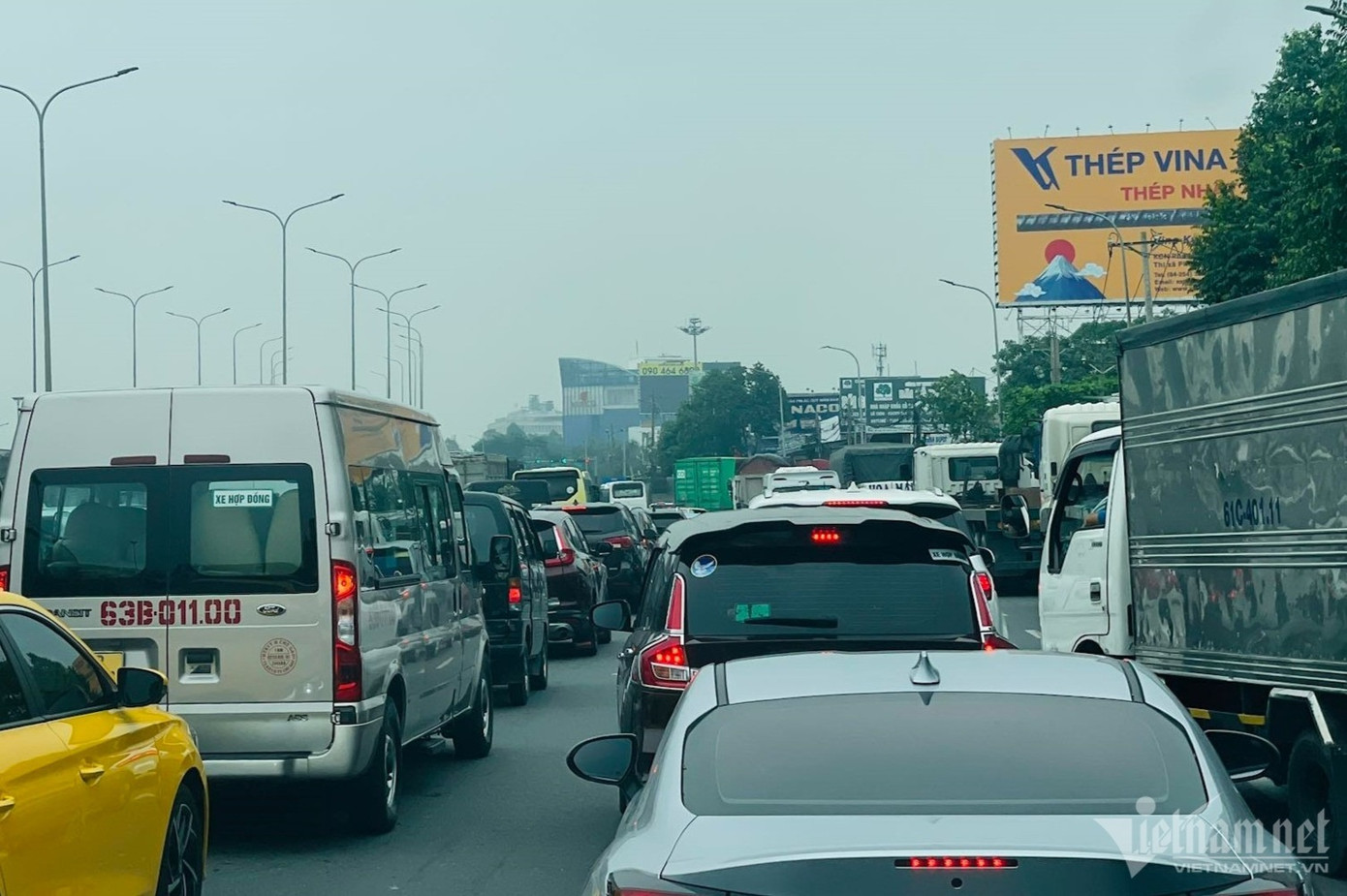 Hàng nghìn ô tô nối dài, nhích từng mét trên quốc lộ 1 theo hướng đi TP Vũng Tàu. Ảnh: D.L.