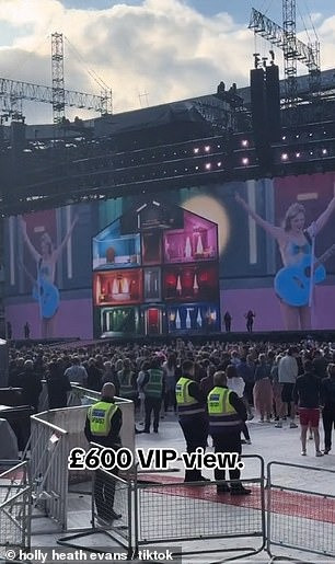 Một số fan bức xúc vì trả tiền mua gói vé đắt nhất nhưng tầm nhìn bị che khuất, không thấy thần tượng.