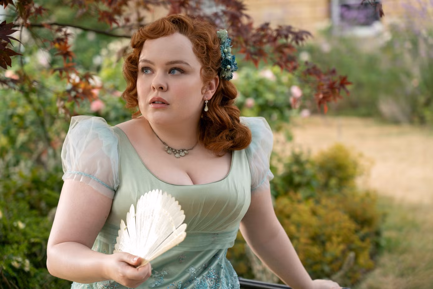 Nicola Coughlan gia nhập đoàn phim Bridgerton từ mùa đầu tiên, lên sóng năm 2021, với vai Penelope Featherington, con gái thứ ba trong gia đình Featherington, hàng xóm của gia đình Tử tước Bridgerton giàu có và nổi tiếng. Trong hai phần đầu, Penelope là nhân vật phụ. Đến phần 3, cô được nâng lên vai chính khi cốt truyện tập trung vào chuyện tình của cậu ba nhà Bridgerton, Colin Bridgerton. Ảnh: Netflix.