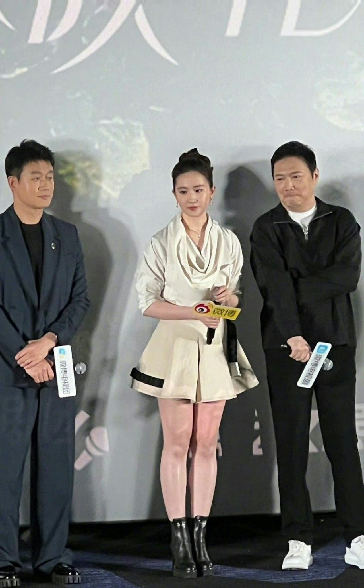 Lưu Diệc Phi lộ chân thô to khi mặc váy ngắn. Lưu Diệc Phi lộ chân thô to khi mặc váy ngắn.