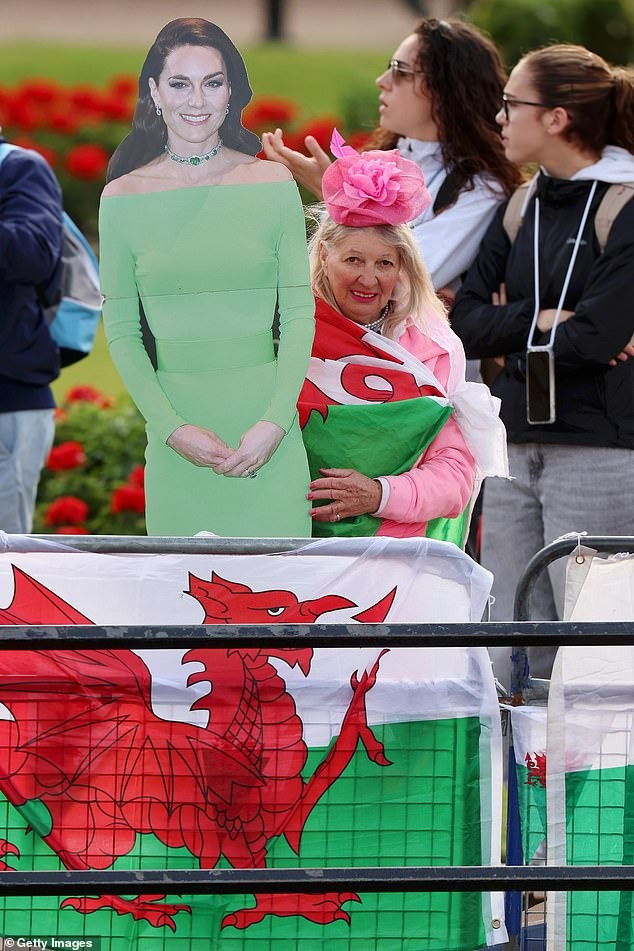 Người dân mang theo ảnh của Công nương Kate dự lễ diễu hành truyền thống. Ảnh: Getty Images. Người dân mang theo ảnh của Công nương Kate dự lễ diễu hành truyền thống. Ảnh: Getty Images.