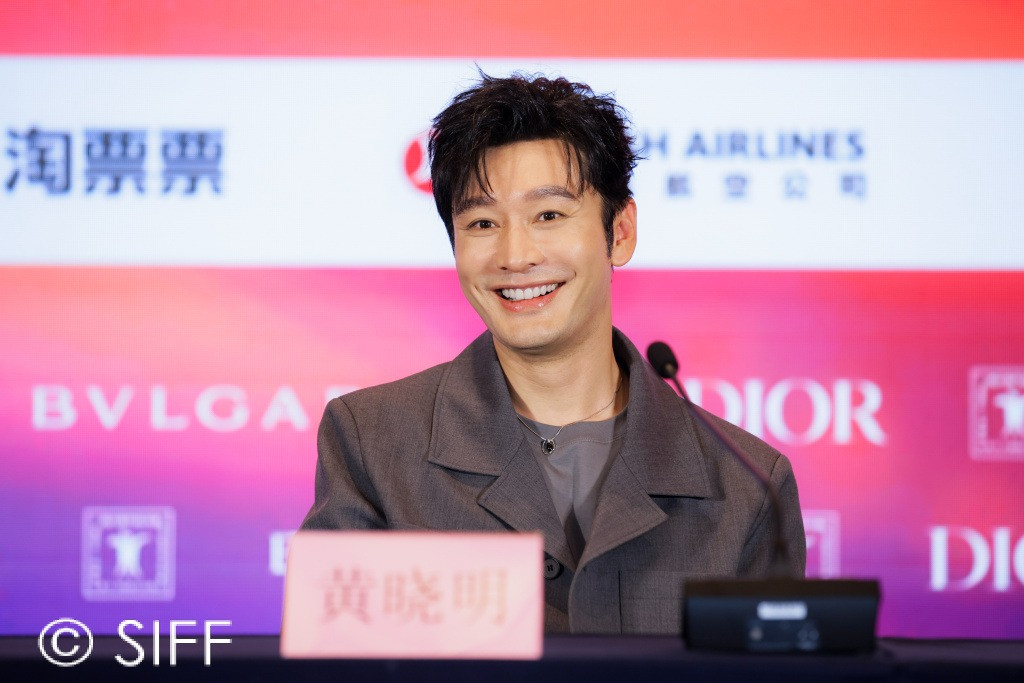 Huỳnh Hiểu Minh đã lấy lại vẻ ngoài đẹp trai trong cuộc họp báo.