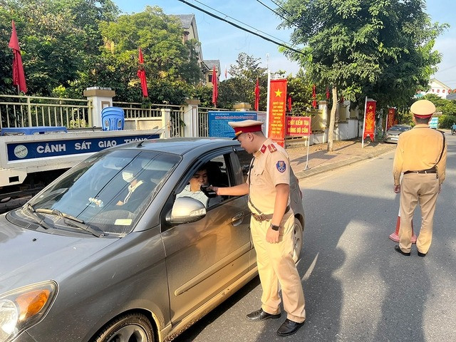 CSGT kiểm tra nồng độ cồn đối với người điều khiển phương tiện giao thông đường bộ CSGT kiểm tra nồng độ cồn đối với người điều khiển phương tiện giao thông đường bộ