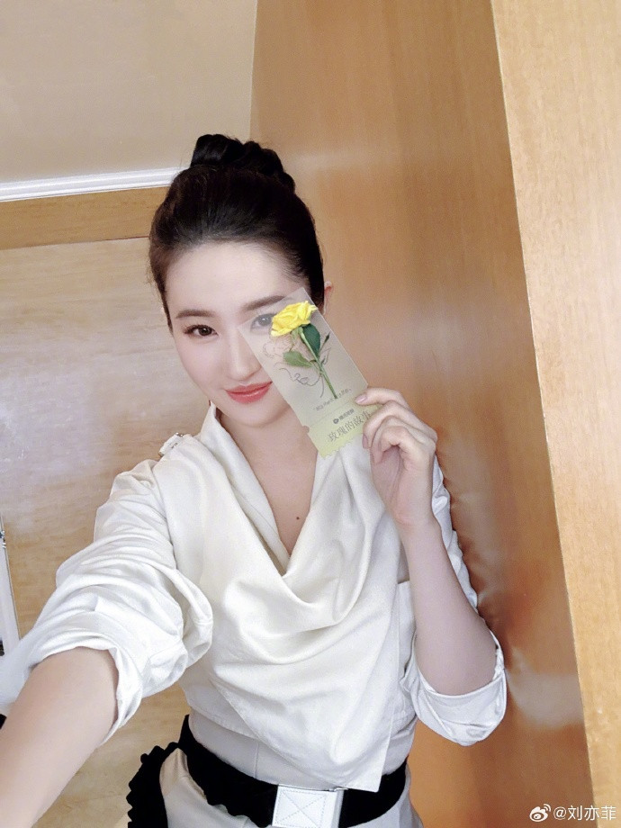Lưu Diệc Phi đăng ảnh hậu trường họp báo ra mắt phim Câu chuyện của hoa hồng vào ngày 6/6. Ảnh: Weibo. Lưu Diệc Phi đăng ảnh hậu trường họp báo ra mắt phim Câu chuyện của hoa hồng vào ngày 6/6. Ảnh: Weibo.